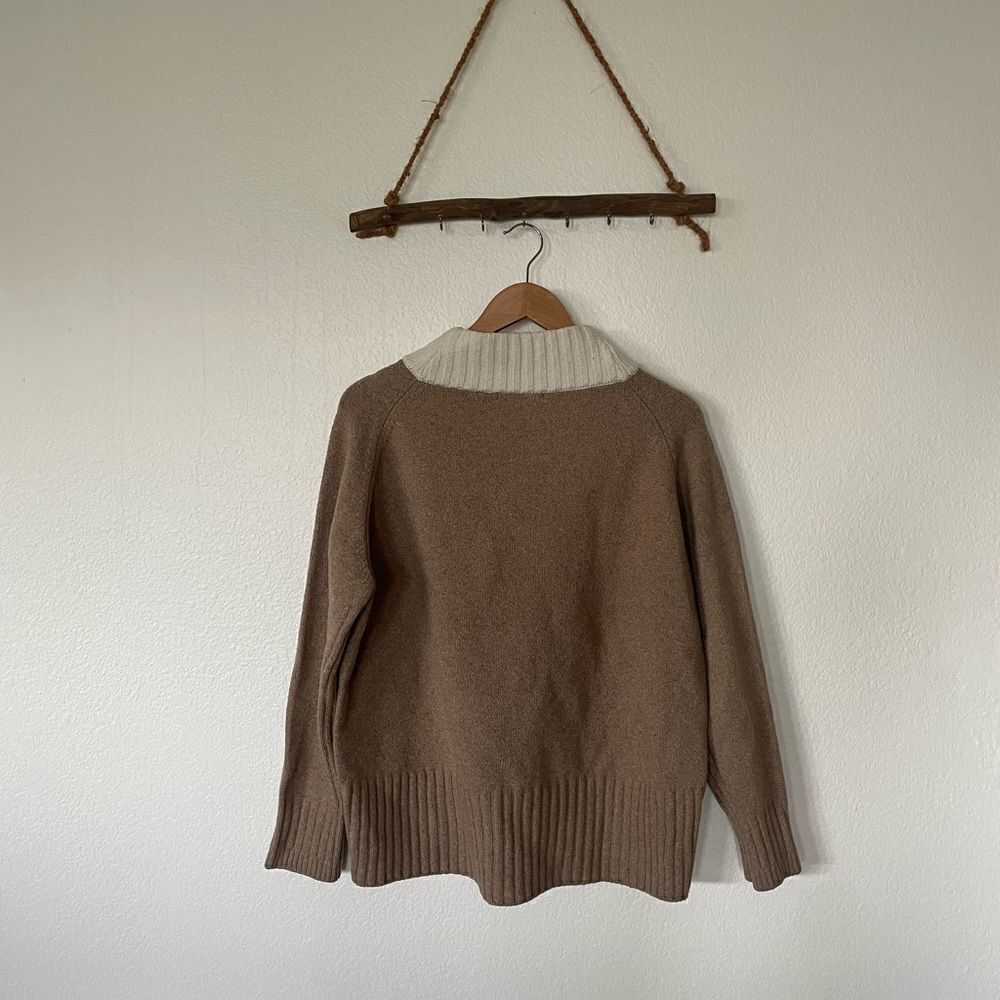 Neutral colorblock sweater - Picture 2 of 3